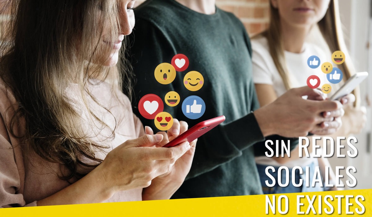 Personas usando redes sociales en el celular