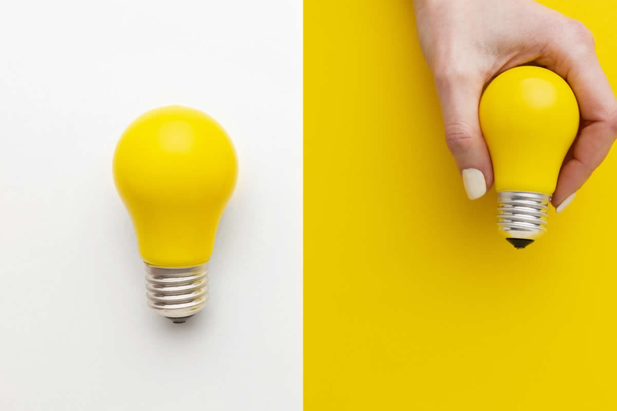 Focos amarillos sobre fondo amarillo y blanco